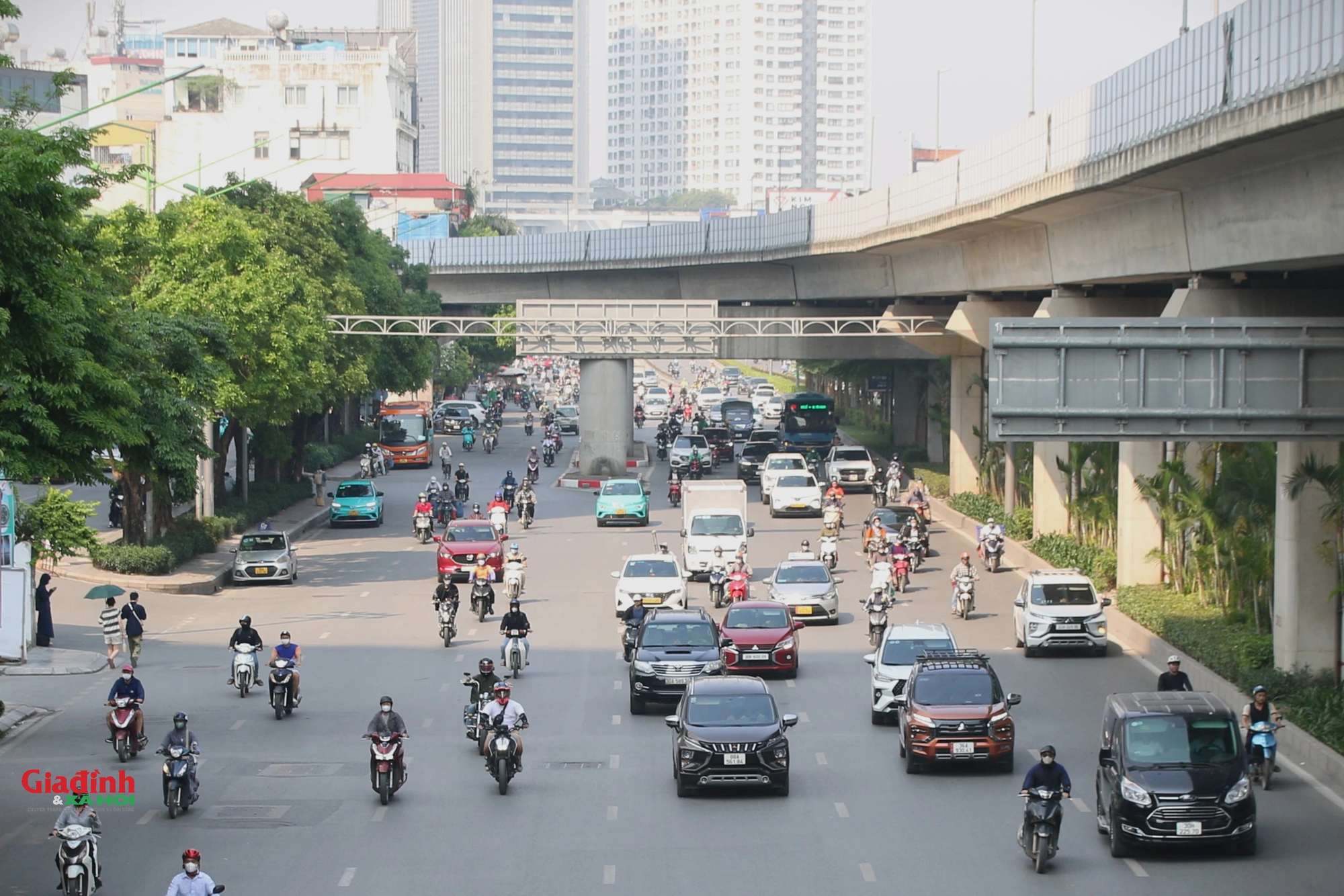Người dân hối hả về quê nghỉ lễ 30/4 - 1/5, bến xe, phố phường Hà Nội bắt đầu đông đúc- Ảnh 13.