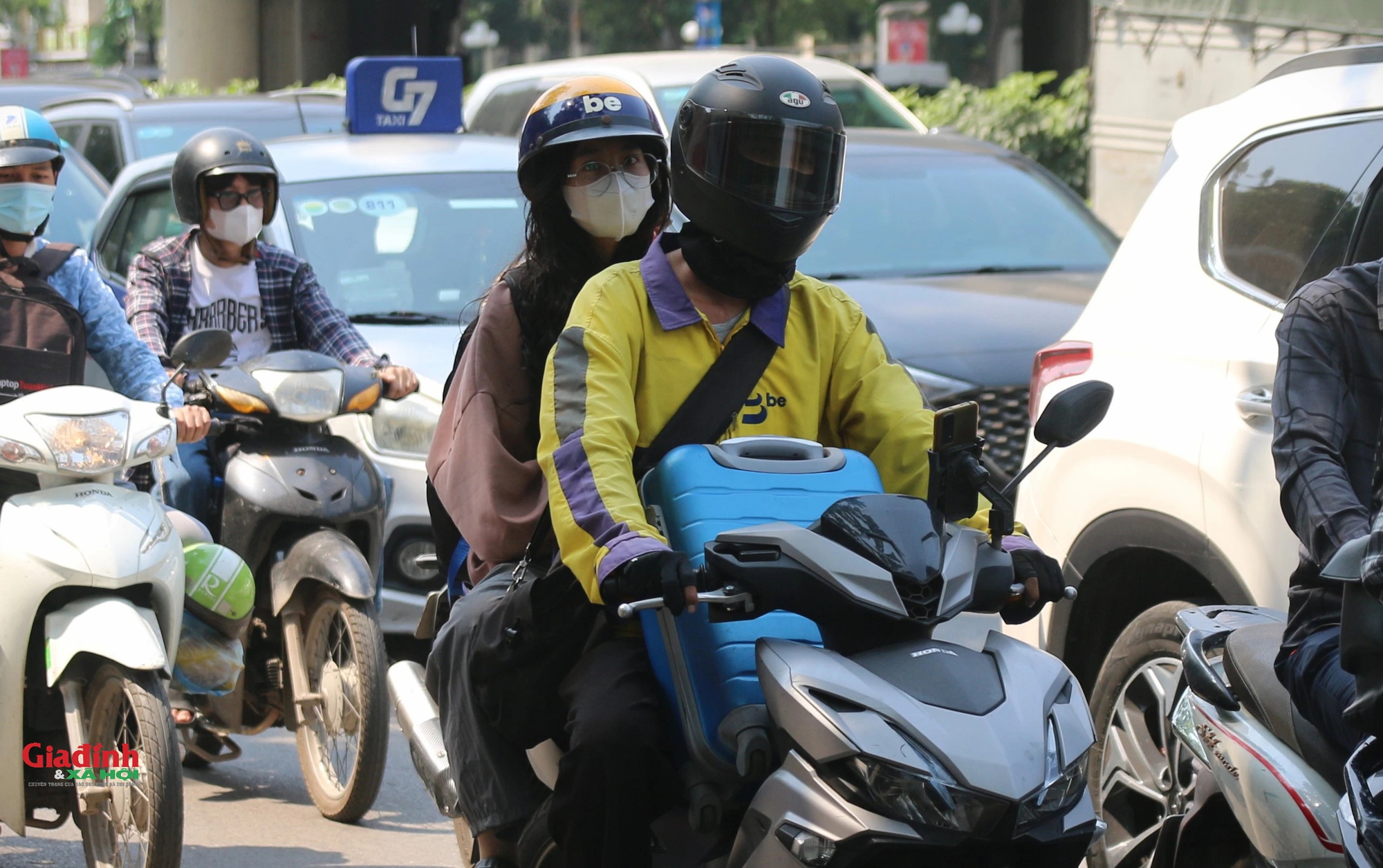 Người dân hối hả về quê nghỉ lễ 30/4 - 1/5, bến xe, phố phường Hà Nội bắt đầu đông đúc- Ảnh 14.