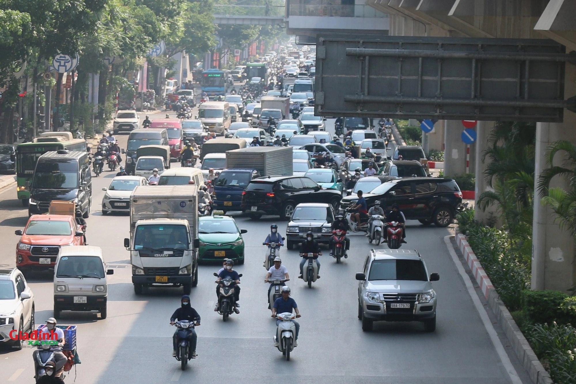 Người dân hối hả về quê nghỉ lễ 30/4 - 1/5, bến xe, phố phường Hà Nội bắt đầu đông đúc- Ảnh 15.