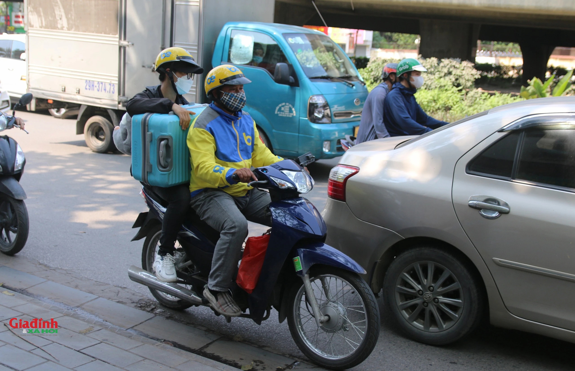 Người dân hối hả về quê nghỉ lễ 30/4 - 1/5, bến xe, phố phường Hà Nội bắt đầu đông đúc- Ảnh 17.