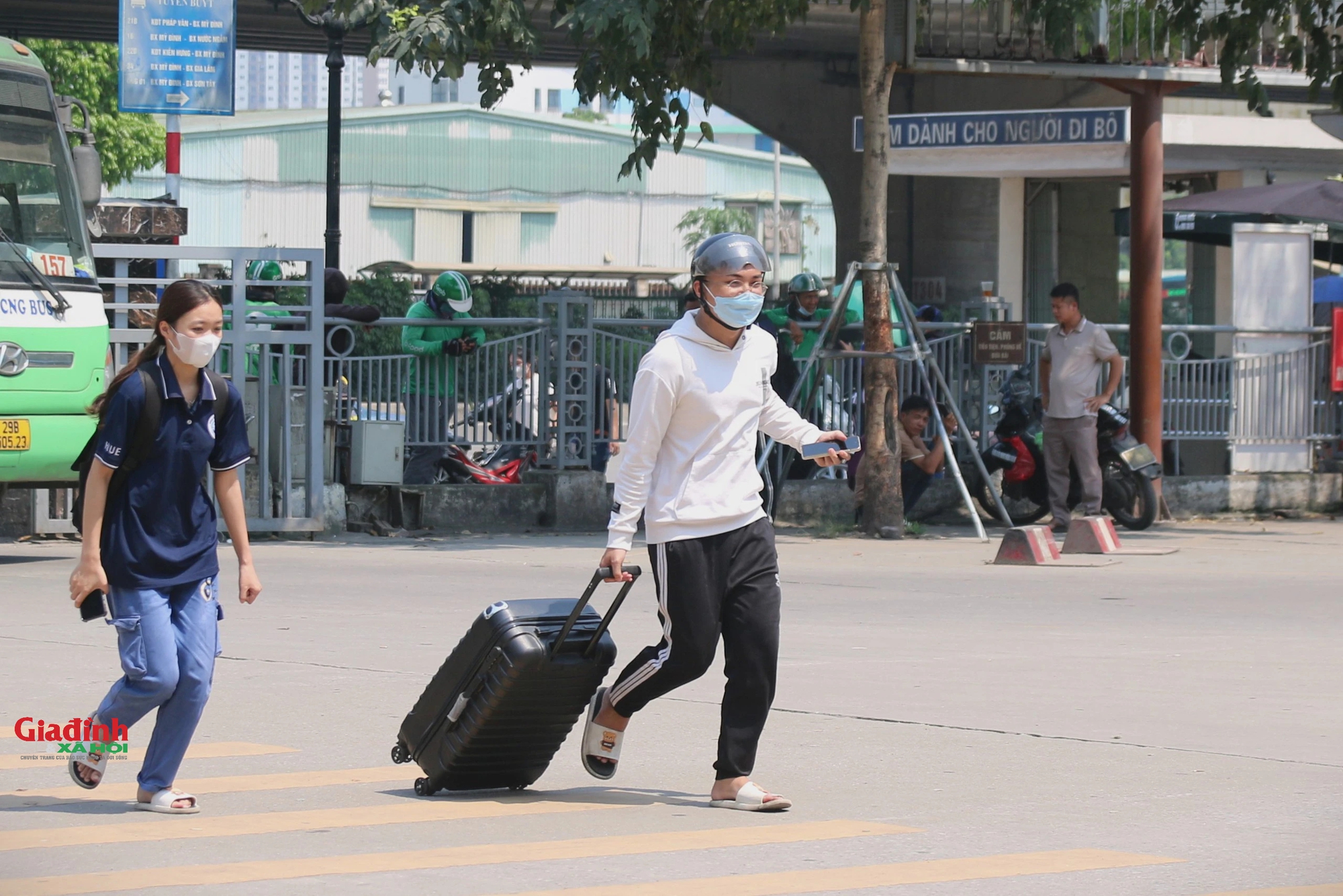 Người dân hối hả về quê nghỉ lễ 30/4 - 1/5, bến xe, phố phường Hà Nội bắt đầu đông đúc- Ảnh 4.