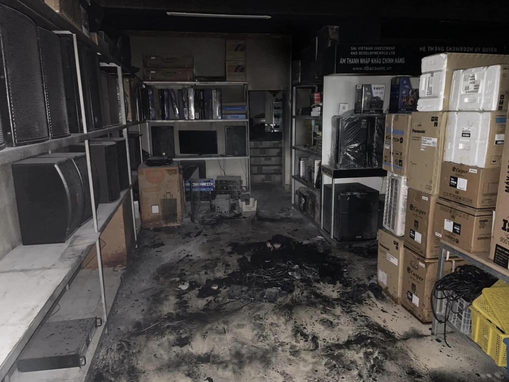 Cảnh sát phá cửa cuốn, cứu người đàn ông bất tỉnh trong đám cháy ở Phú Thọ - Ảnh 2.