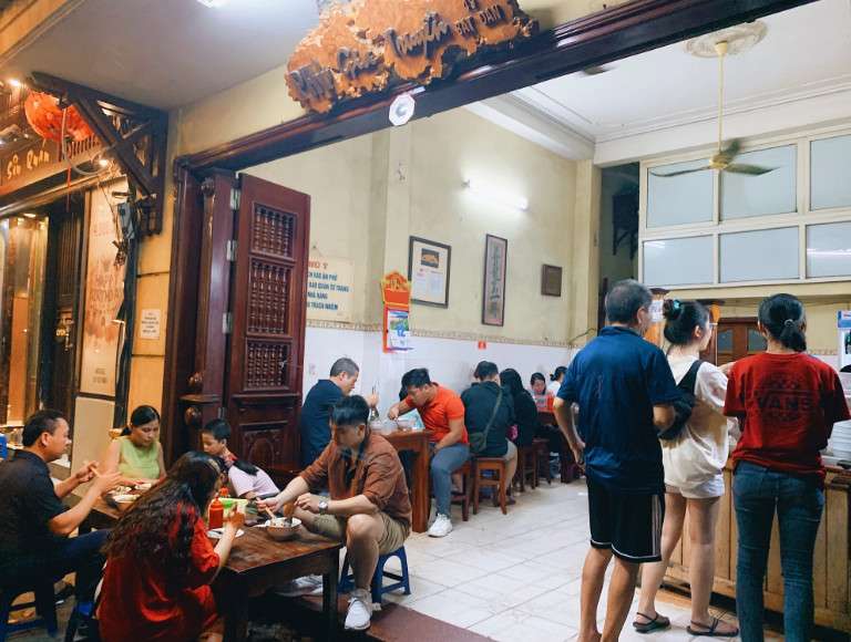 Những hàng quán ngon nức tiếng ngót nghét trăm tuổi ở Hà Nội- Ảnh 6.