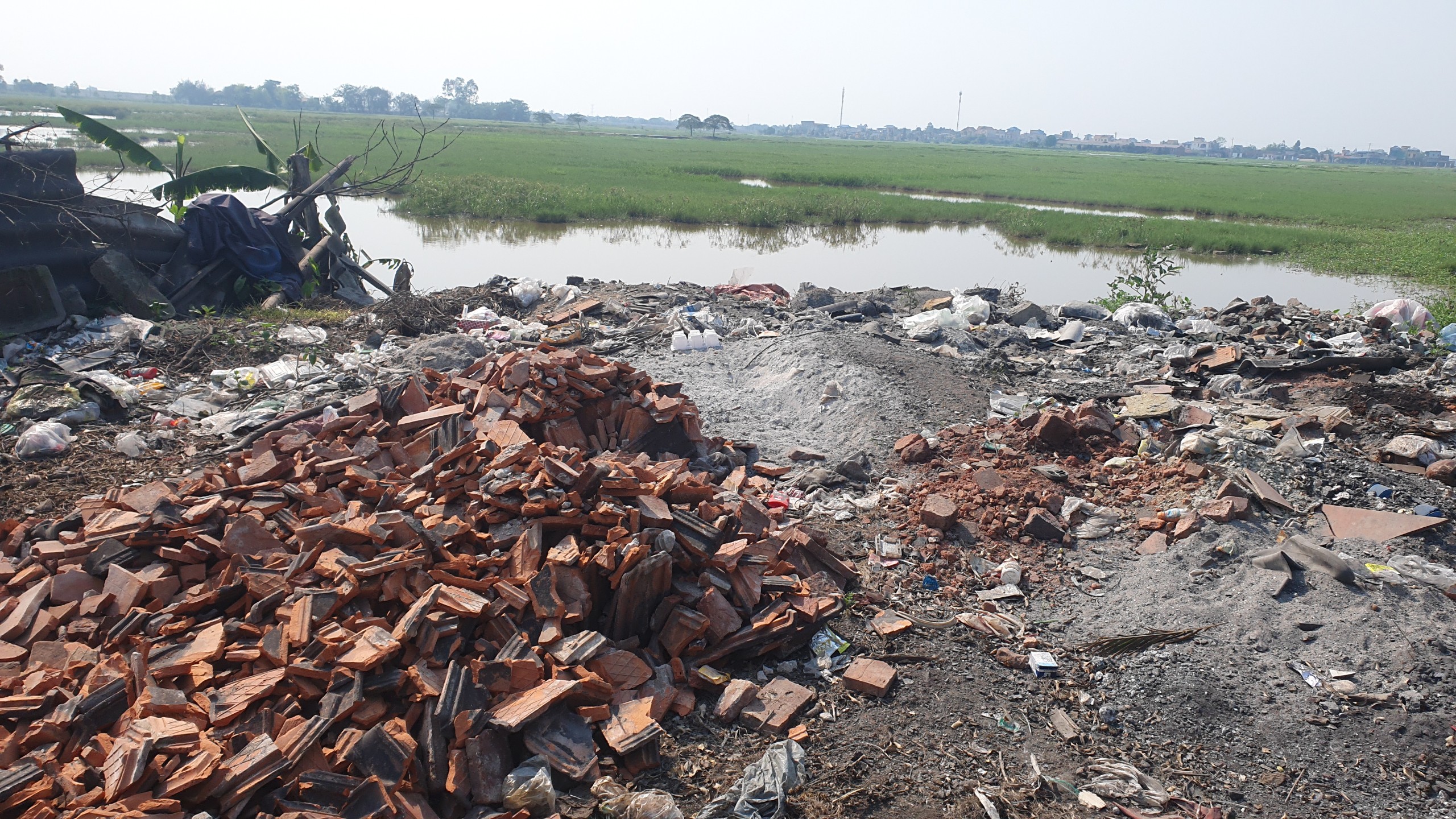Nam Định: Sông, kênh mương xung quanh làng nghề tái chế nhôm đặc quánh, bốc mùi- Ảnh 13.