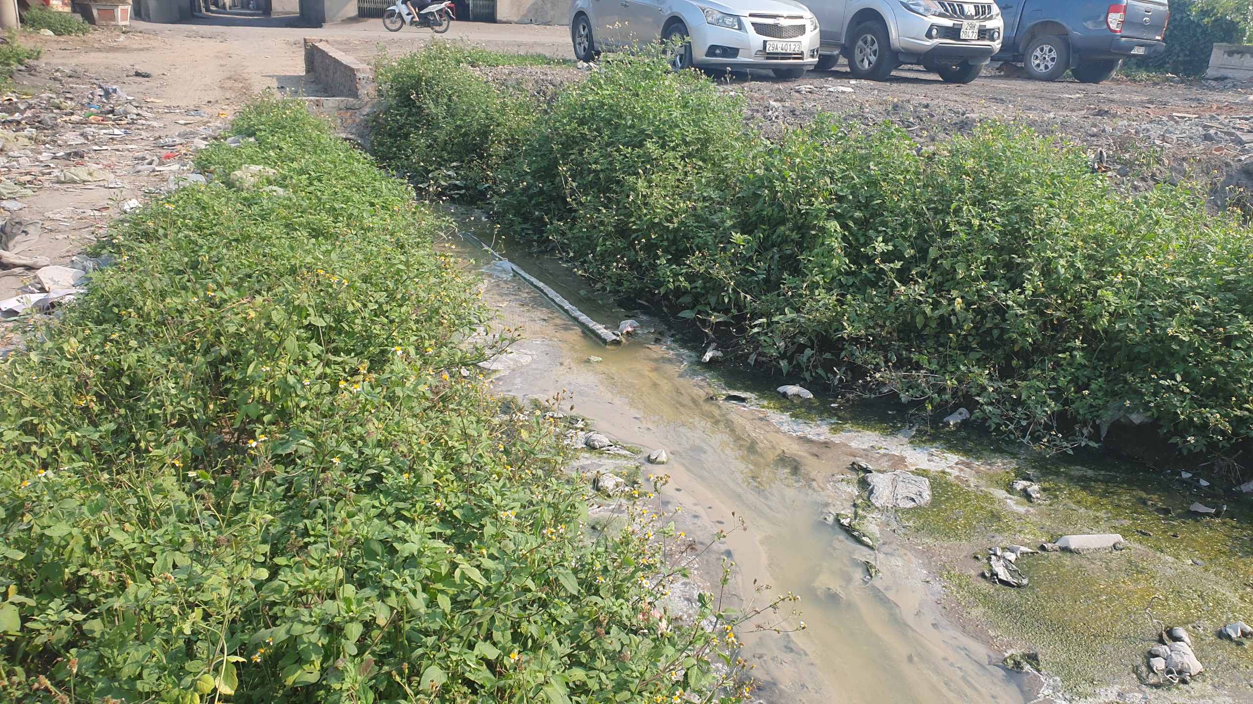 Nam Định: Sông, kênh mương xung quanh làng nghề tái chế nhôm đặc quánh, bốc mùi- Ảnh 2.