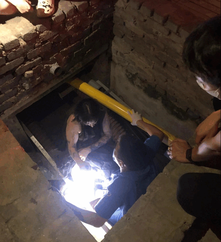 Du khách nước ngoài bất ngờ ngã xuống hố cáp ngầm ở Hà Nội trong đêm- Ảnh 1.