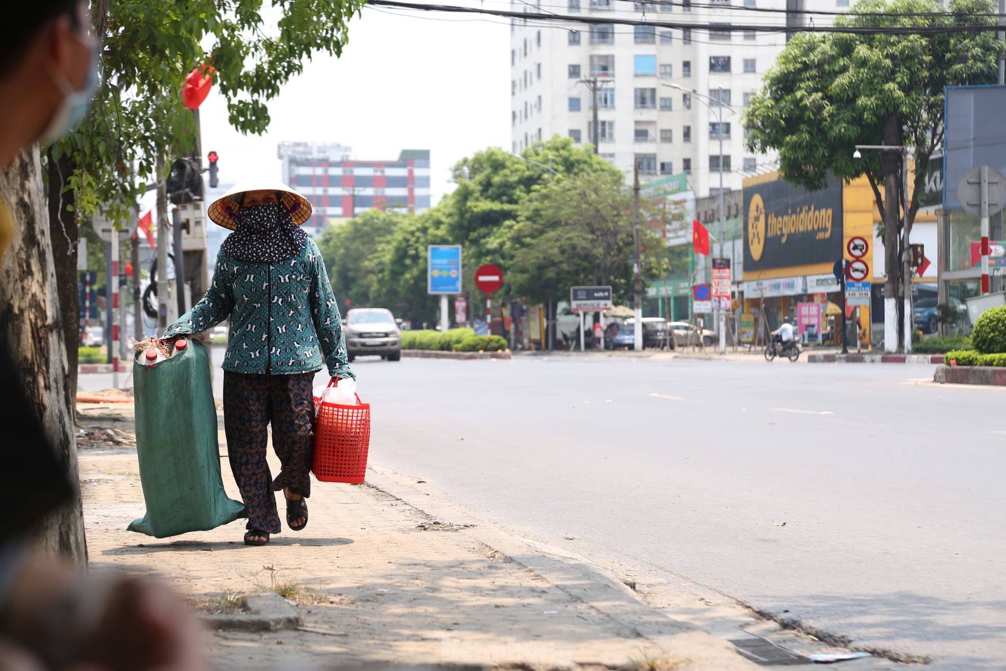 Nắng nóng vượt kỷ lục, người dân nơi 'chảo lửa' Nghệ An quay quắt chống chọi - Ảnh 15.