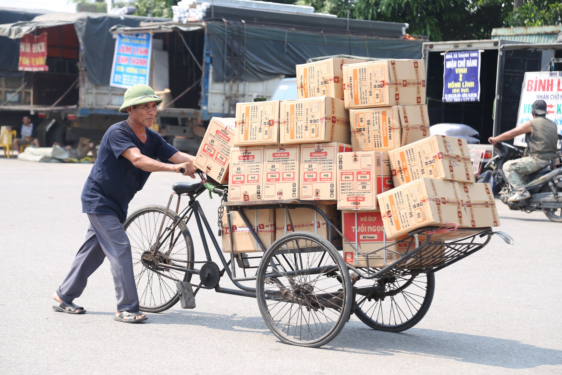 Nắng nóng vượt kỷ lục, người dân nơi 'chảo lửa' Nghệ An quay quắt chống chọi - Ảnh 3.