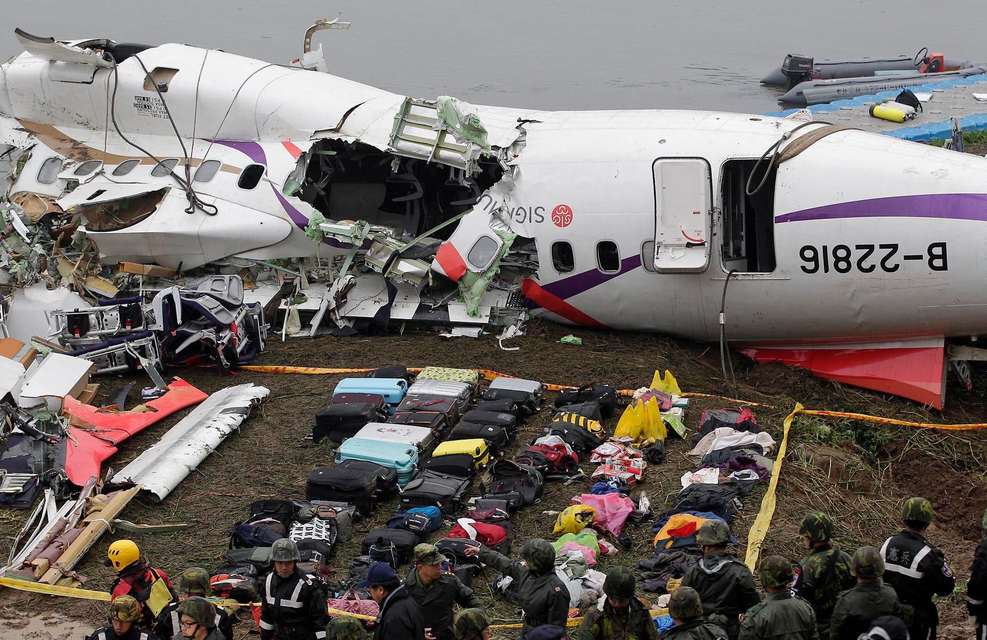 Tắt nhầm động cơ, phi công lái máy bay đâm sầm xuống cầu cao tốc khiến 48 hành khách thiệt mạng tại chỗ- Ảnh 7.