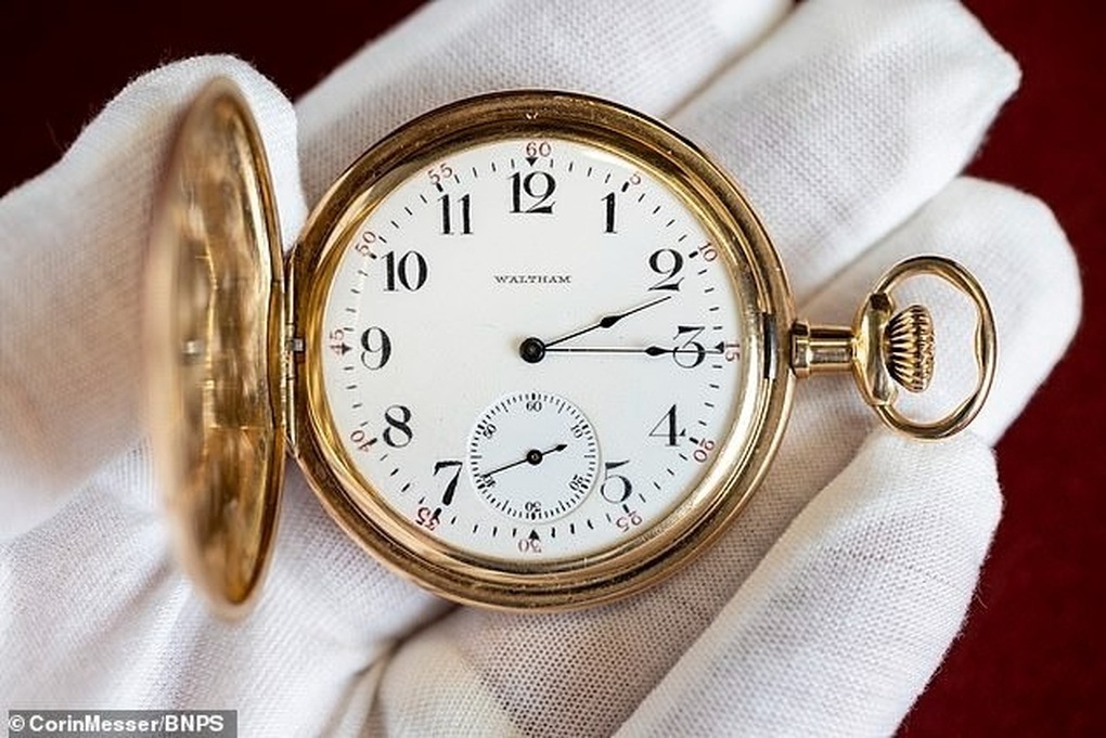 Đồng hồ của người giàu nhất thế giới trên tàu Titanic đạt giá 1,5 triệu USD - Ảnh 1.