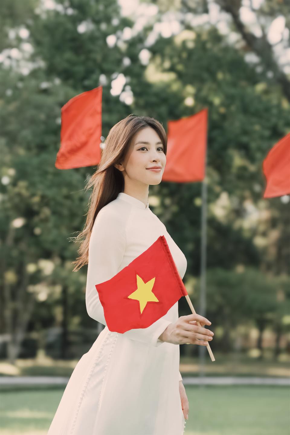 Hoa hậu Tiểu Vy, Bùi Quỳnh Hoa đồng loạt check-in địa điểm đặc biệt kỷ niệm 30/4- Ảnh 2.
