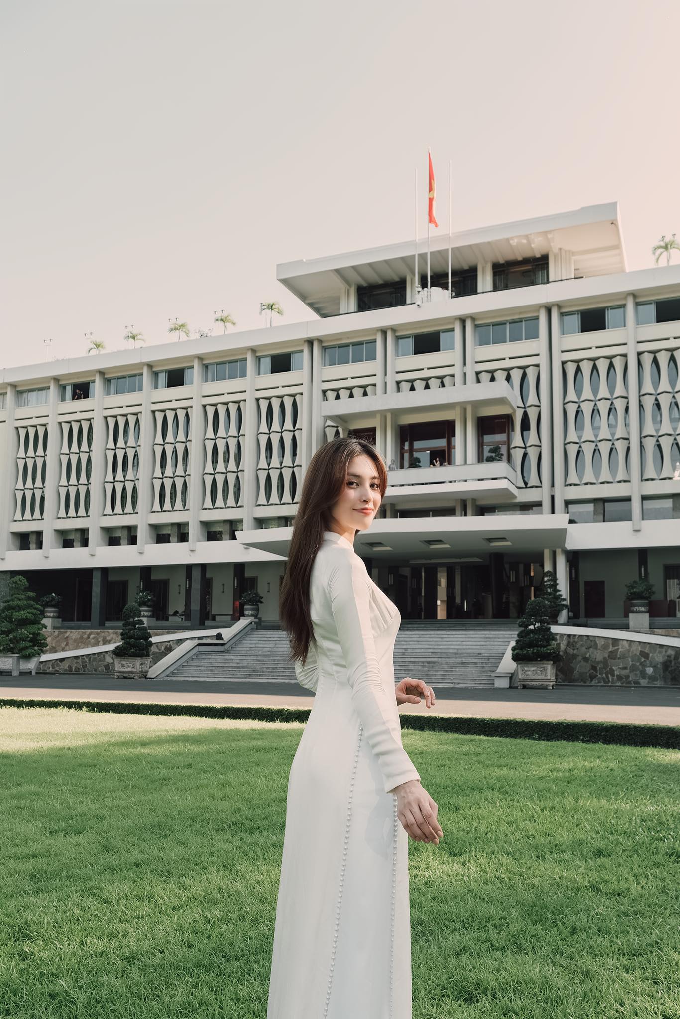 Hoa hậu Tiểu Vy, Bùi Quỳnh Hoa đồng loạt check-in địa điểm đặc biệt kỷ niệm 30/4- Ảnh 6.
