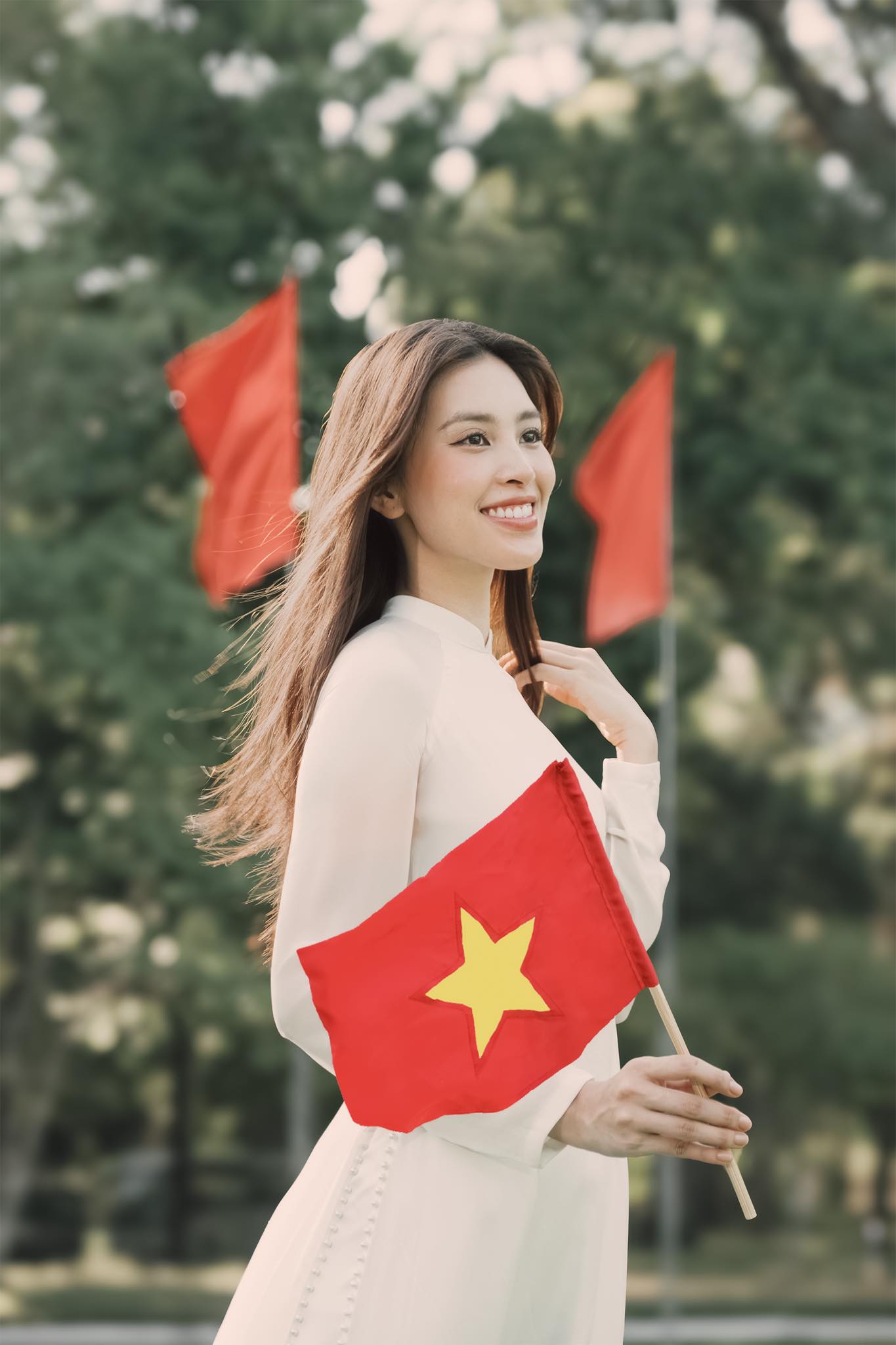 Hoa hậu Tiểu Vy, Bùi Quỳnh Hoa đồng loạt check-in địa điểm đặc biệt kỷ niệm 30/4- Ảnh 3.