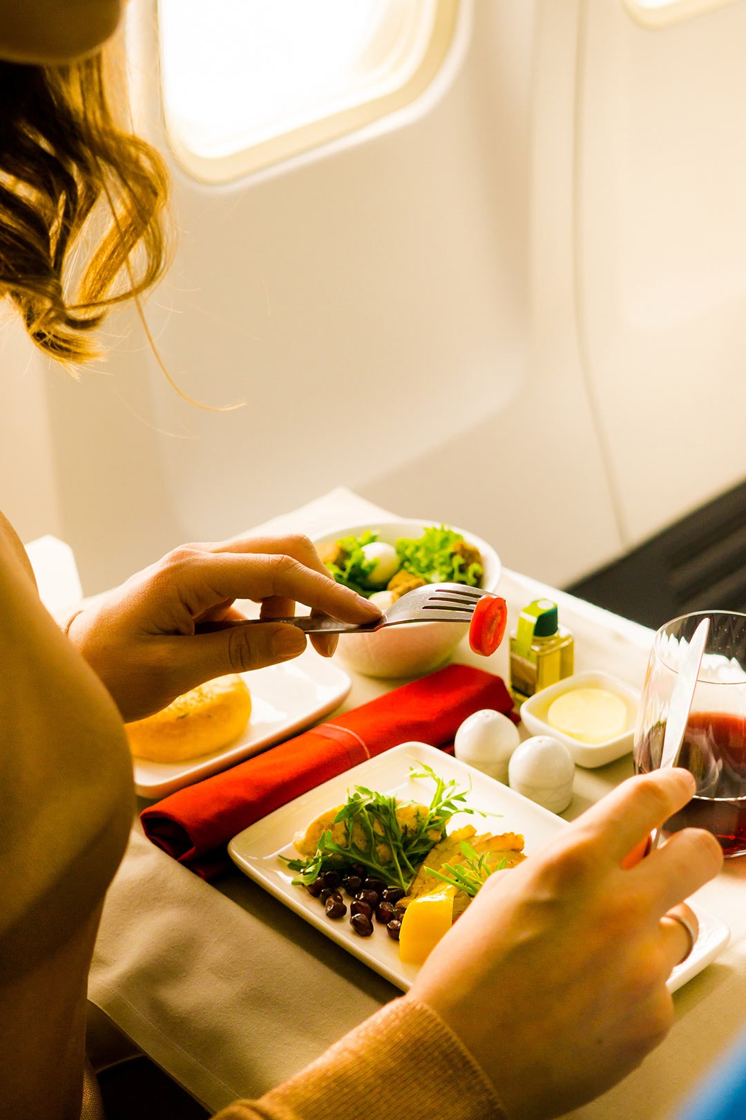 Những thực phẩm nên ăn và nên tránh khi đi máy bay- Ảnh 2.