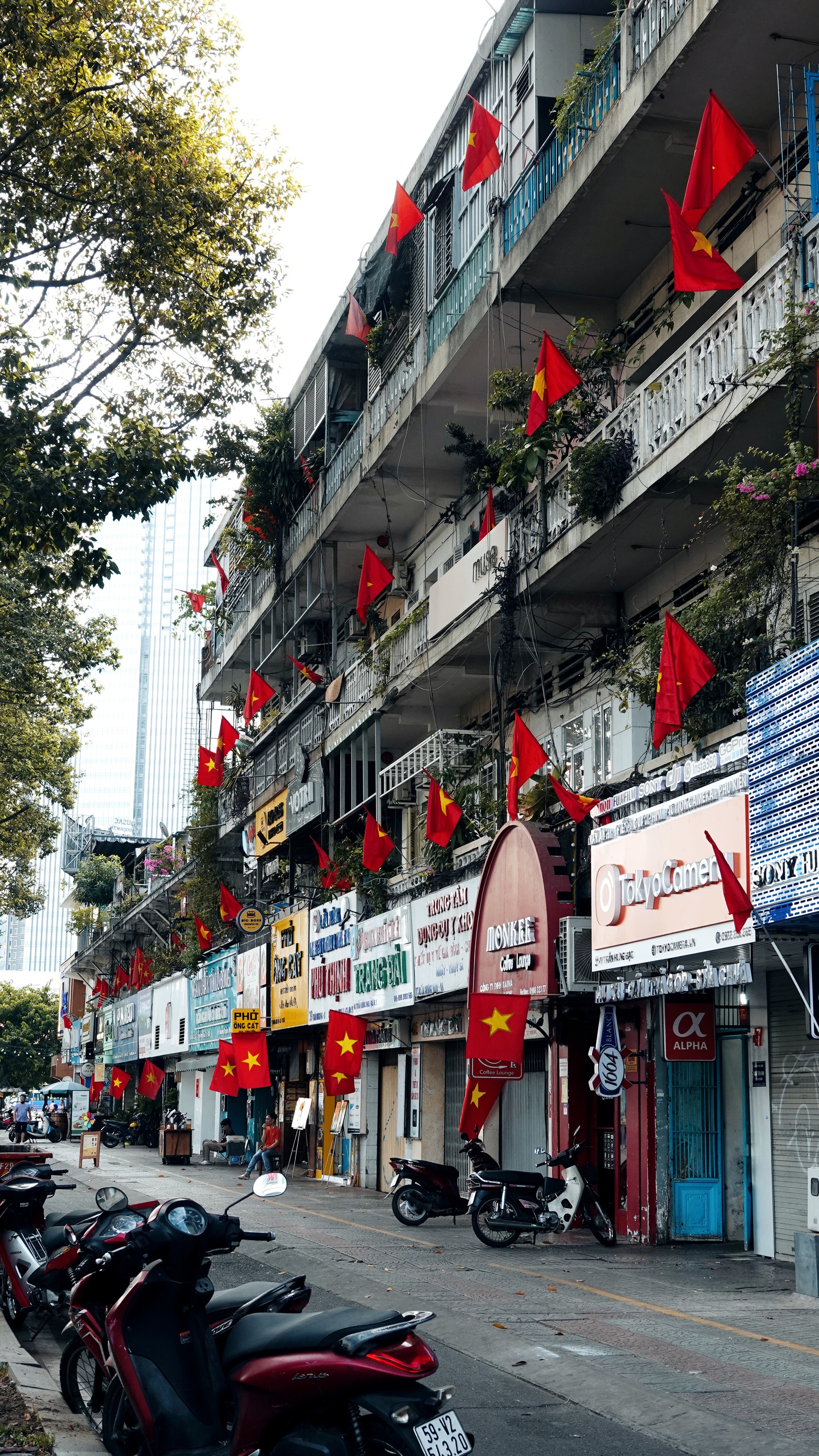 TP.HCM yên bình, đẹp lạ thường dưới sắc cờ đỏ rực rỡ sáng 30/4 - Ảnh 1.