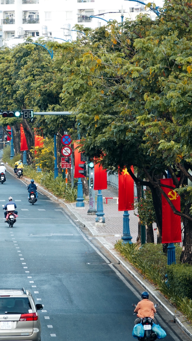 TP.HCM yên bình, đẹp lạ thường dưới sắc cờ đỏ rực rỡ sáng 30/4 - Ảnh 8.