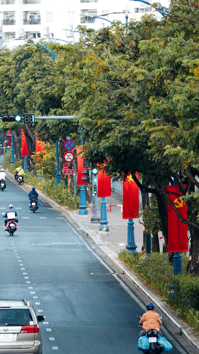 TP.HCM yên bình, đẹp lạ thường dưới sắc cờ đỏ rực rỡ sáng 30/4 - Ảnh 8.