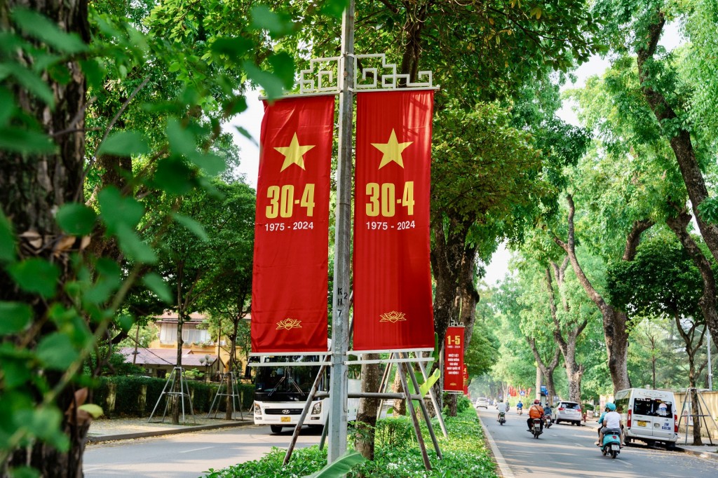 Phố phường Hà Nội rợp cờ hoa dịp Lễ 30/4 - 1/5 - Ảnh 1.