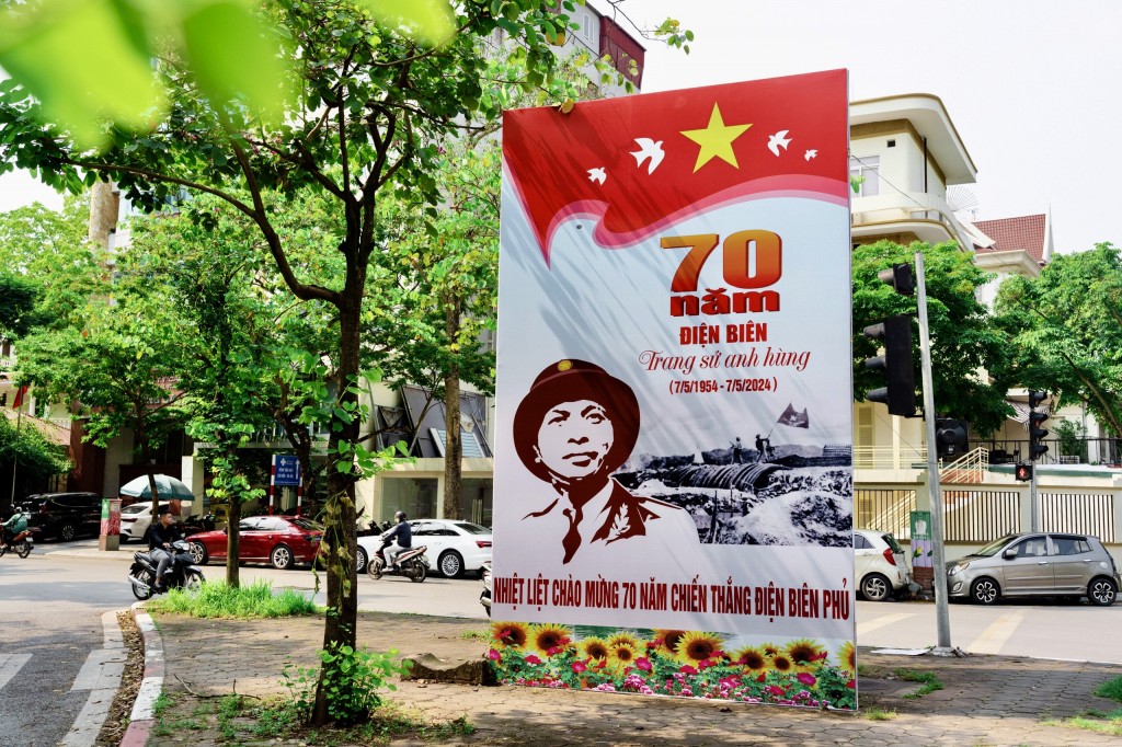 Phố phường Hà Nội rợp cờ hoa dịp Lễ 30/4 - 1/5 - Ảnh 10.