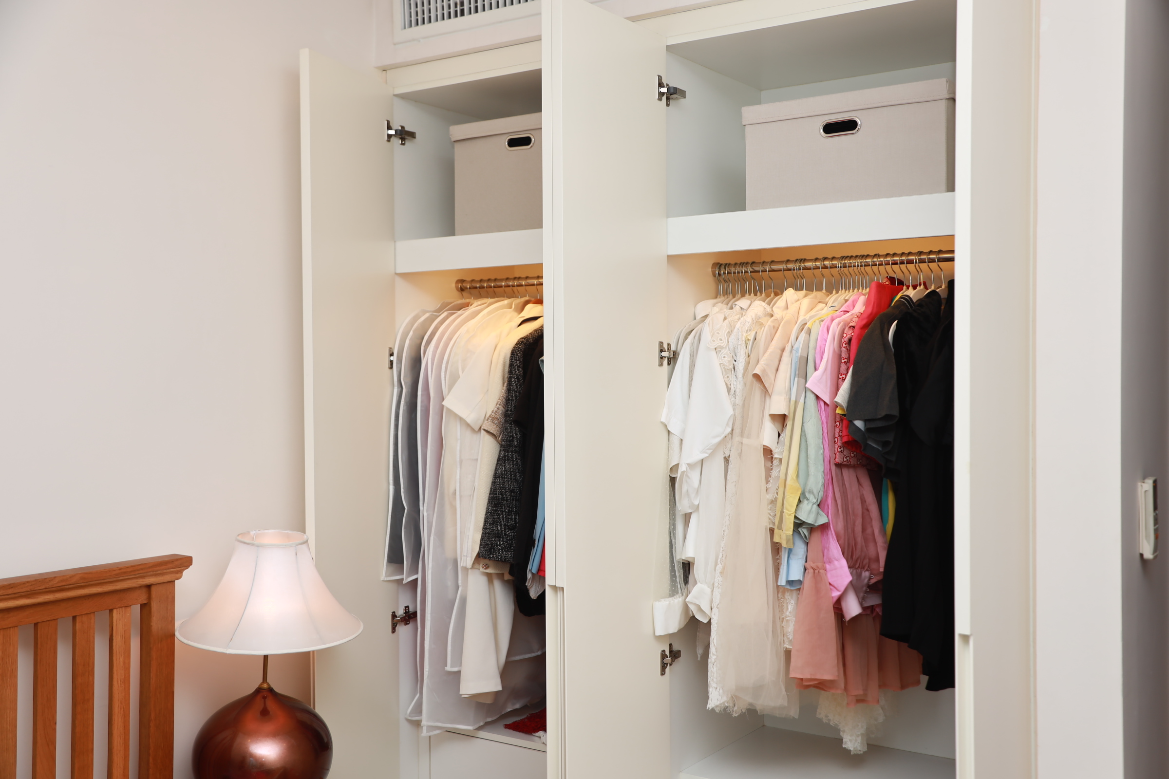 7 bí kíp thông minh để sắp xếp tủ quần áo luôn gọn gàng, tiết kiệm không gian- Ảnh 2. 7 bí kíp thông minh để sắp xếp tủ quần áo luôn gọn gàng, tiết kiệm không gian- Ảnh 2.