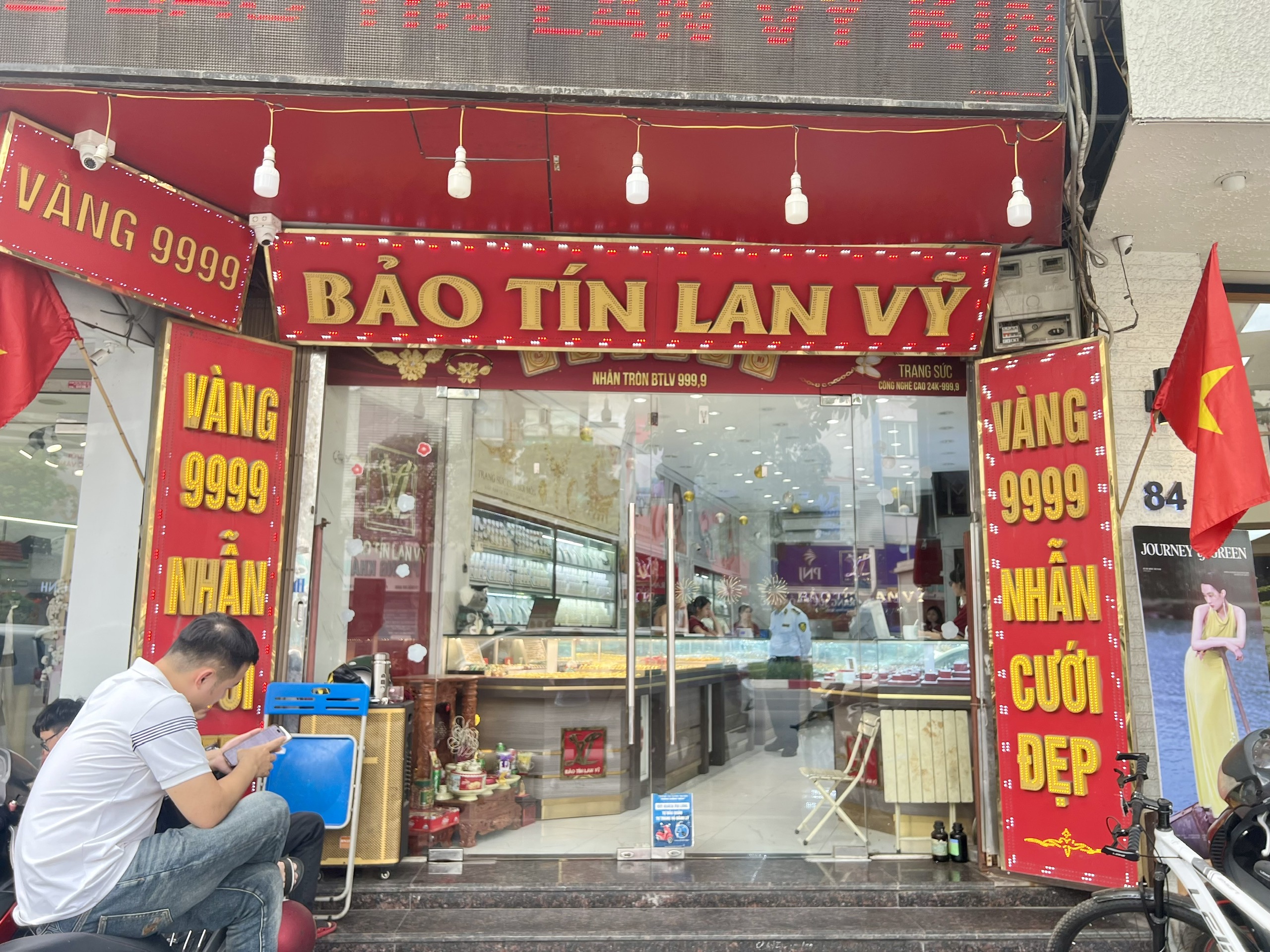 3 cửa hàng vàng bạc ở Hà Nội bày bán công khai hàng ngàn sản phẩm nữ trang có dấu hiệu giả thương hiệu- Ảnh 4.