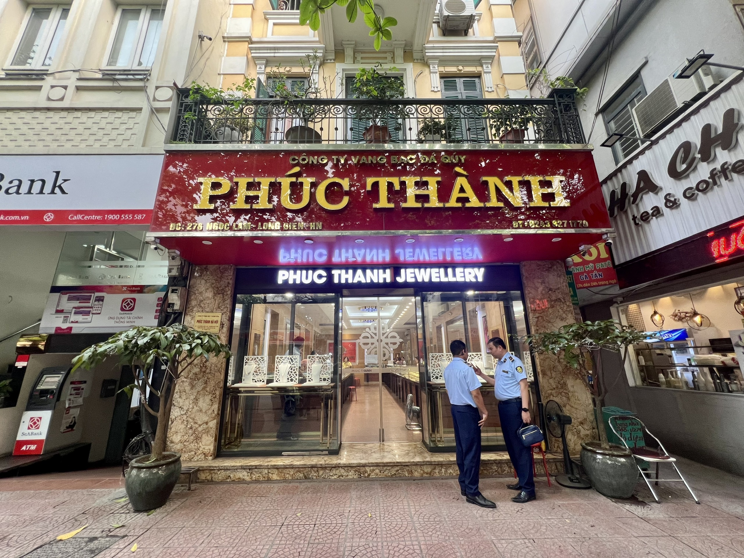 3 cửa hàng vàng bạc ở Hà Nội bày bán công khai hàng ngàn sản phẩm nữ trang có dấu hiệu giả thương hiệu- Ảnh 2.