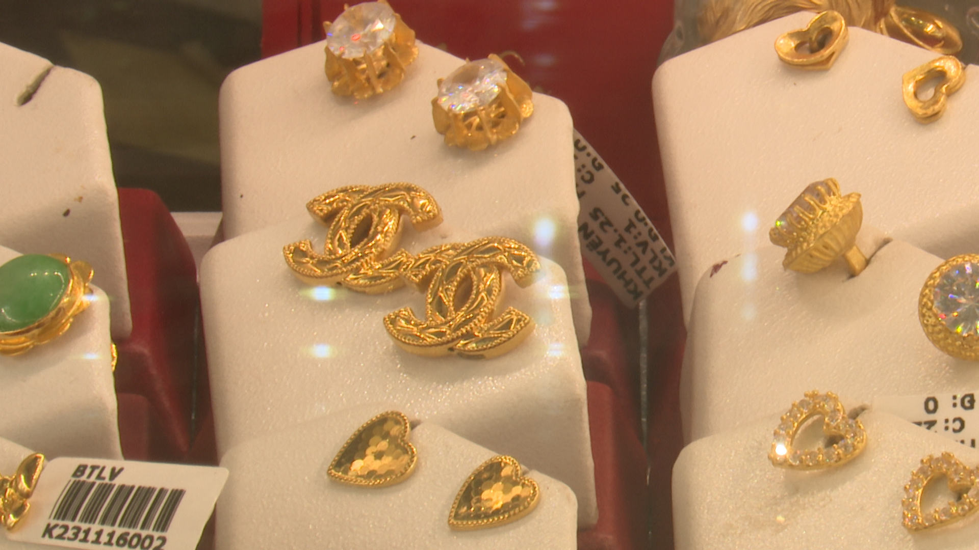 3 cửa hàng vàng bạc ở Hà Nội bày bán công khai hàng ngàn sản phẩm nữ trang có dấu hiệu giả thương hiệu- Ảnh 5.