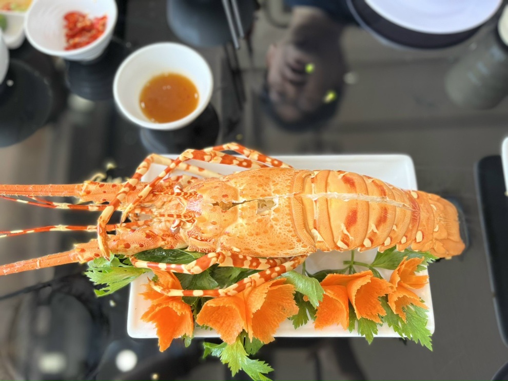 Khách Hàn Quốc khen hải sản Cát Bà ngon rẻ: Bữa ăn 7 món hết 8 triệu đồng - Ảnh 2.