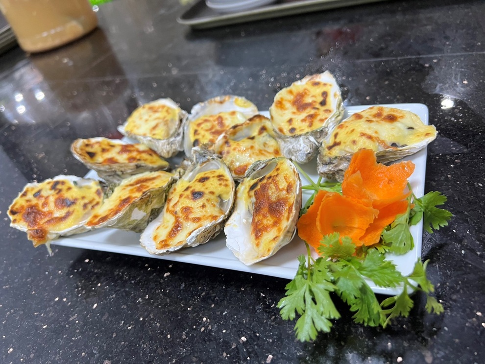Khách Hàn Quốc khen hải sản Cát Bà ngon rẻ: Bữa ăn 7 món hết 8 triệu đồng - Ảnh 3.