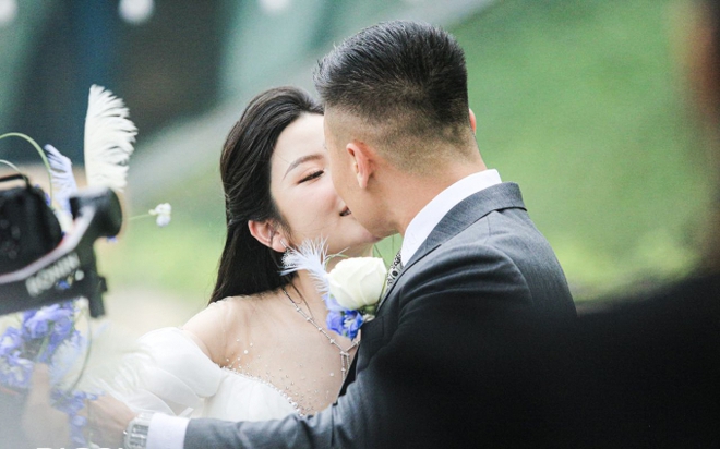 Quang Hải và Chu Thanh Huyền lộ diện ở tiệc cưới ngoài trời, khóa môi cực tình cảm, visual cô dâu gây chú ý