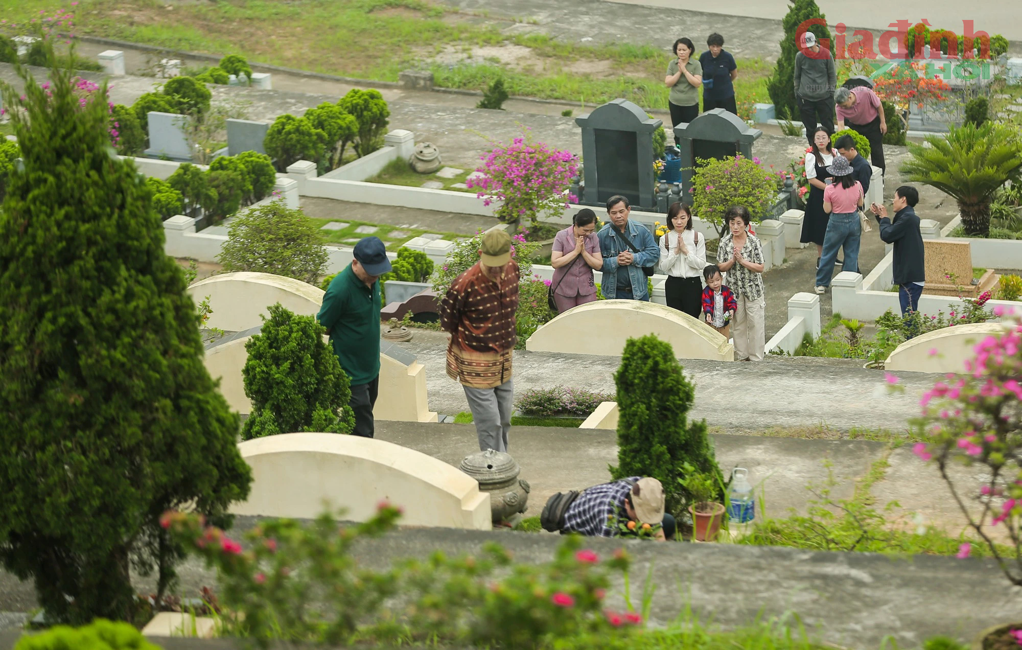 Tranh thủ cuối tuần, người Hà Nội 'tay xách nách mang', ùn ùn đến nghĩa trang để làm lễ Thanh minh - Ảnh 11.