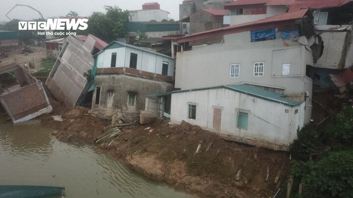 Bắc Ninh: Sáu nhà dân bị sạt lở xuống sông Cầu trong đêm - Ảnh 1.
