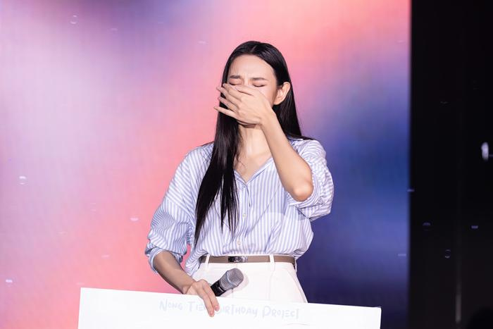 Hoa hậu Thùy Tiên bật khóc khi được fan tặng 1208 kg gạo, con số này có gì ý nghĩa? - Ảnh 3.