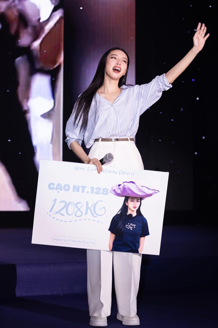 Hoa hậu Thùy Tiên bật khóc khi được fan tặng 1208 kg gạo, con số này có gì ý nghĩa? - Ảnh 6.