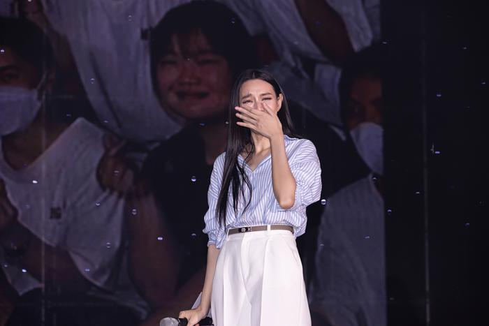 Hoa hậu Thùy Tiên bật khóc khi được fan tặng 1208 kg gạo, con số này có gì ý nghĩa? - Ảnh 1.