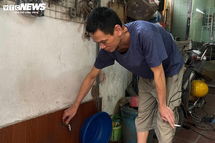 Chỉ được cấp nước buổi sáng, dân Hà Nội không dám tắm giặt, canh từng giờ bơm - Ảnh 1.