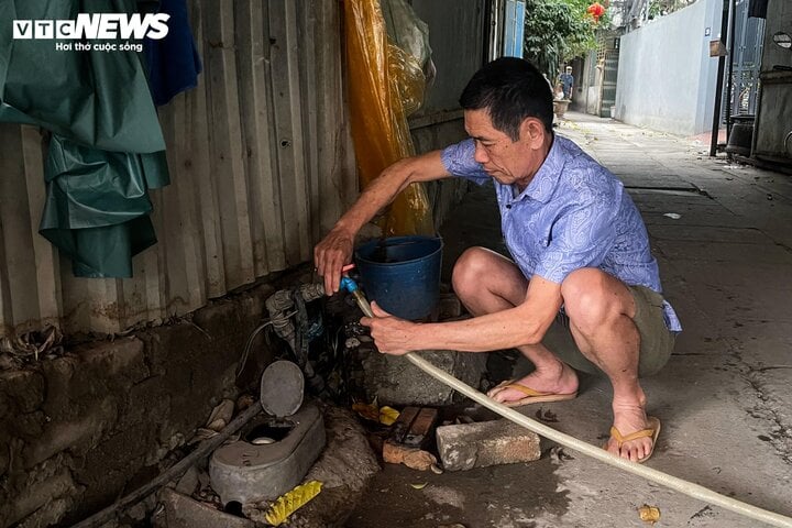 Chỉ được cấp nước buổi sáng, dân Hà Nội không dám tắm giặt, canh từng giờ bơm - Ảnh 3.