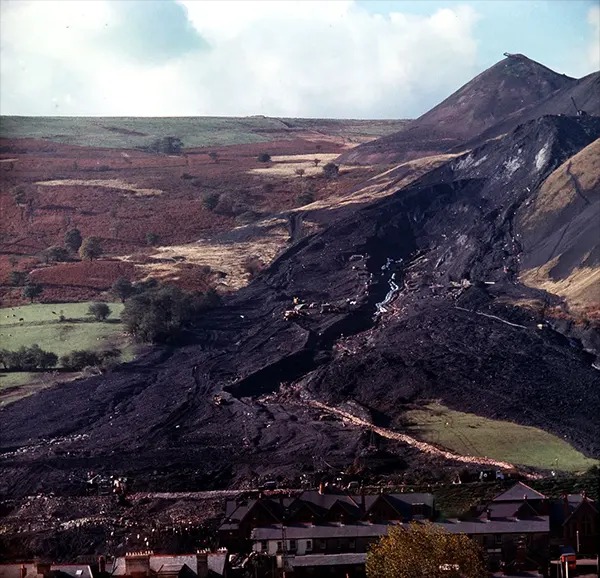 Thảm họa Aberfan qua hình ảnh: Câu chuyện có thật về thảm kịch chấn động xứ Wales năm 1966- Ảnh 2.
