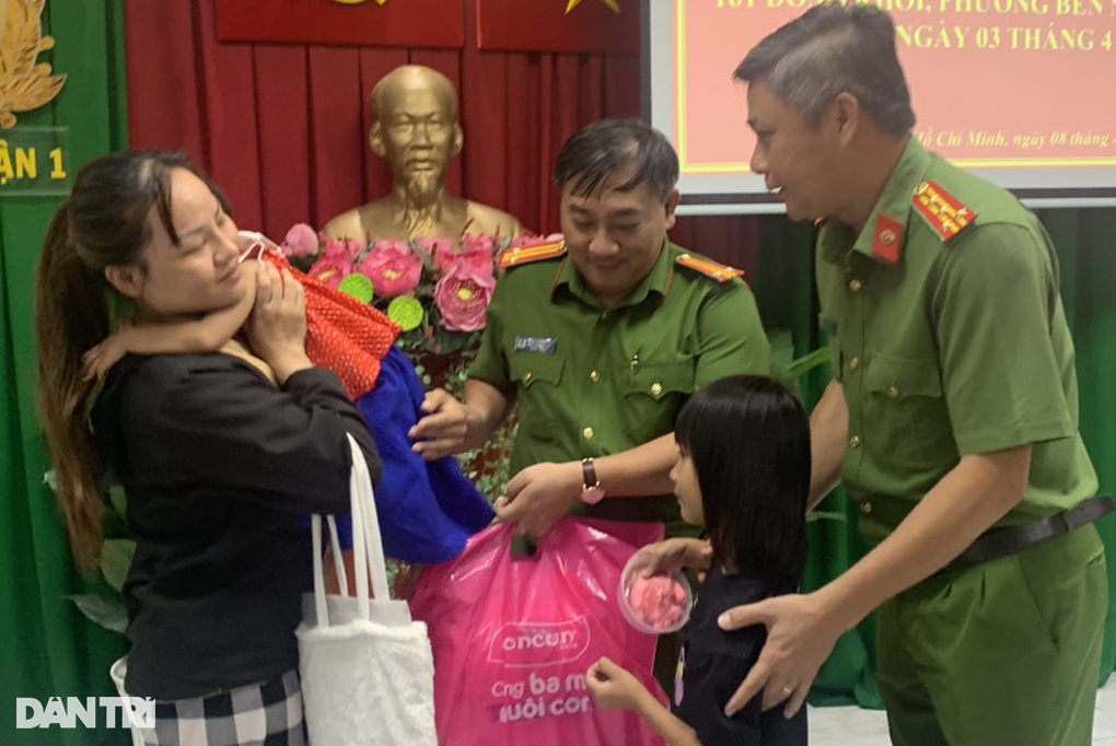 Giải cứu 2 bé gái bị bắt cóc ở phố đi bộ Nguyễn Huệ - Ảnh 1.