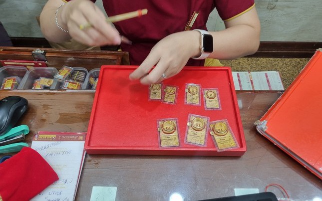 Giá vàng nhẫn tăng sốc, Bảo Tín Minh Châu đã vượt 77 triệu/lượng, người dân "quay cuồng" mua bán