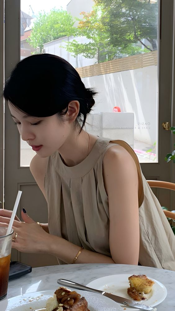 Học búi tóc chuẩn style Hàn Quốc: Tạo góc nghiêng ảo diệu, giúp lên hình siêu xinh- Ảnh 4.
