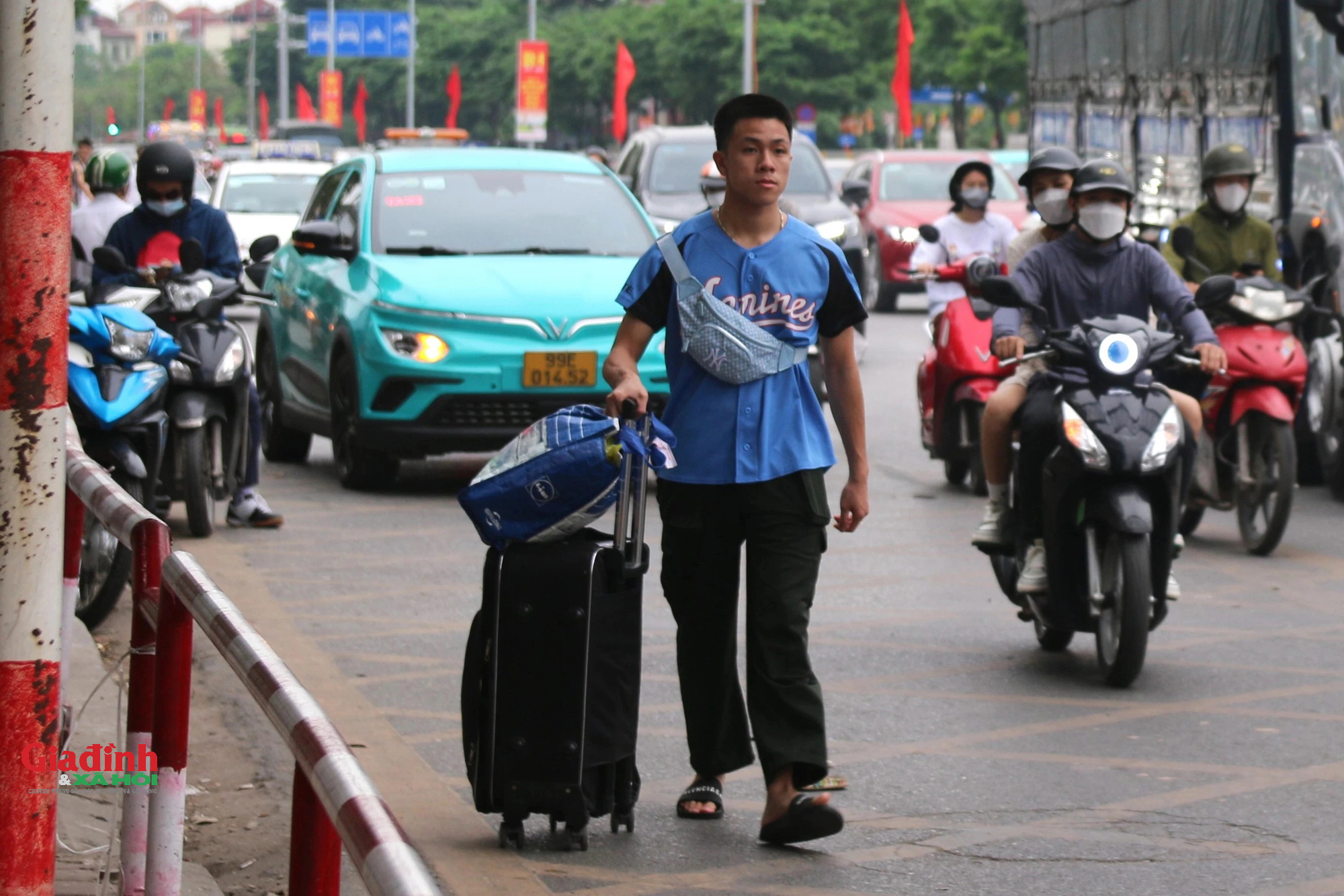 Ngày cuối của kỳ nghỉ lễ 30/4 - 1/5: Dòng phương tiện ùn ùn trở về Hà Nội - Ảnh 3.