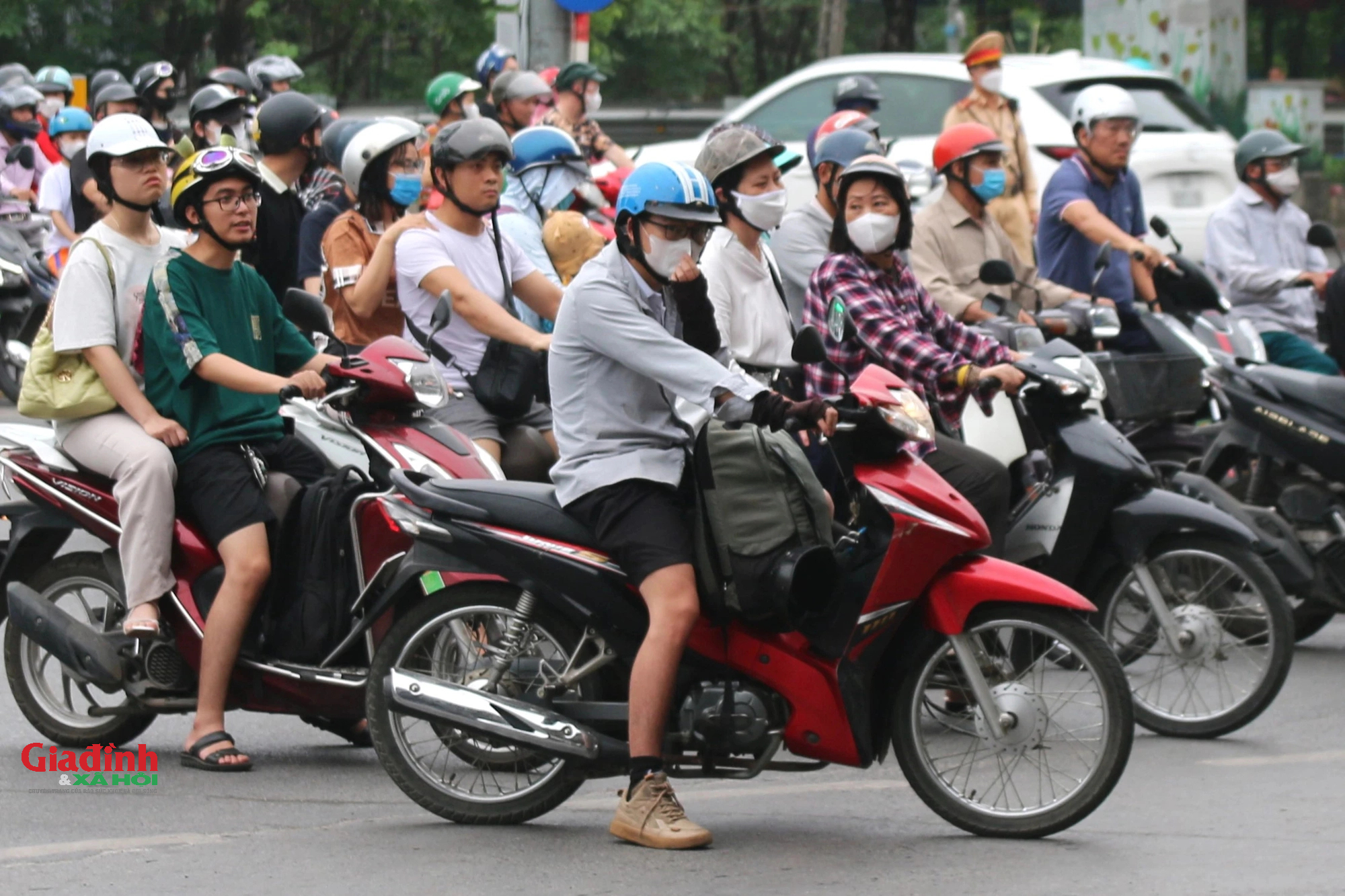 Ngày cuối của kỳ nghỉ lễ 30/4 - 1/5: Dòng phương tiện ùn ùn trở về Hà Nội - Ảnh 11.