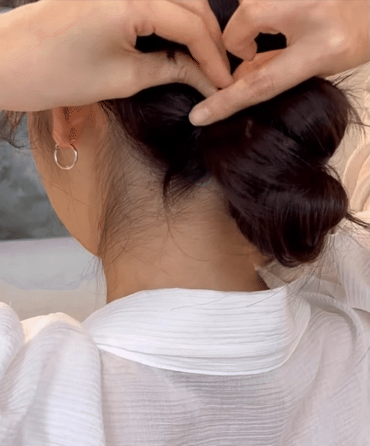 Học búi tóc chuẩn style Hàn Quốc: Tạo góc nghiêng ảo diệu, giúp lên hình siêu xinh- Ảnh 9.