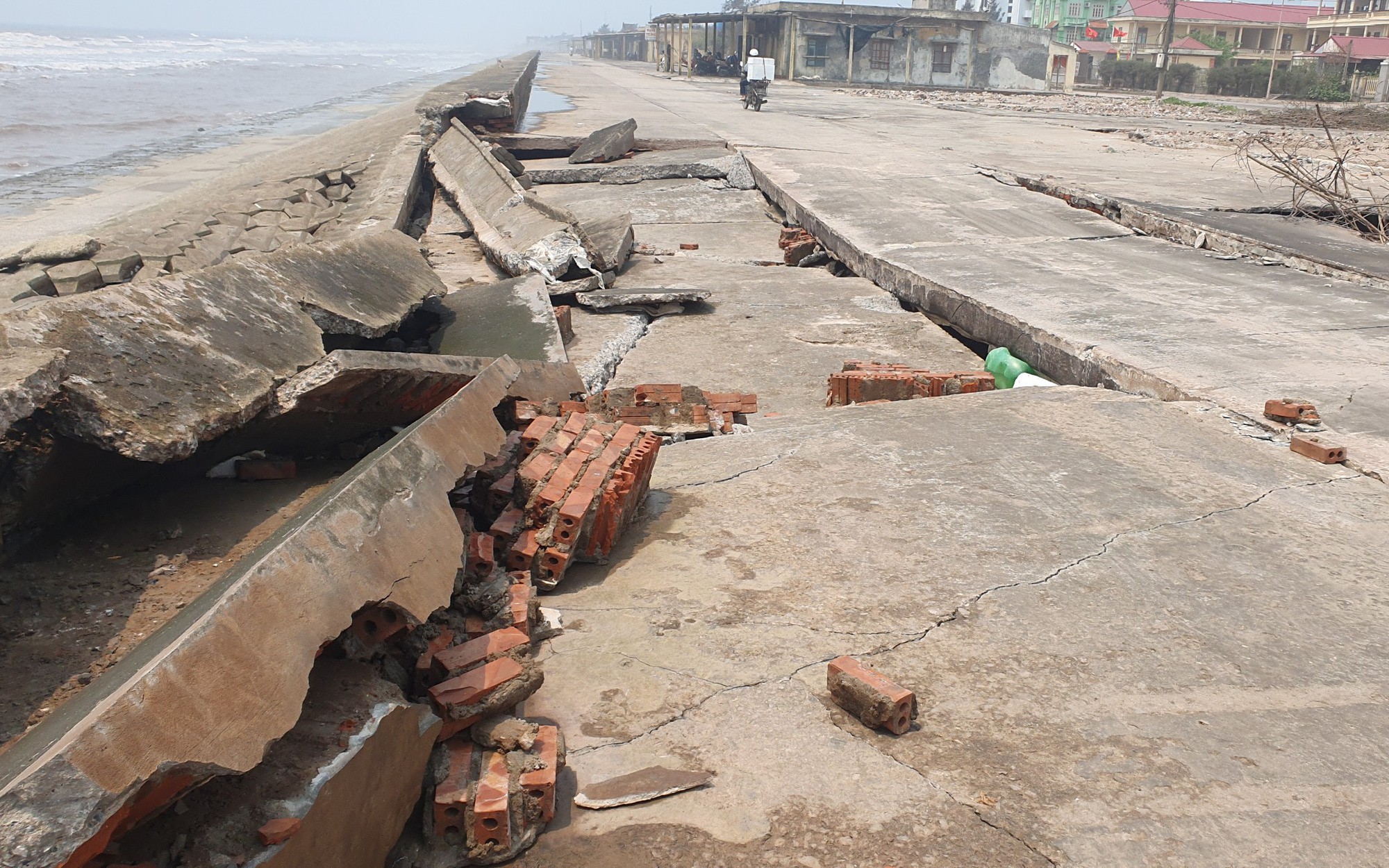Kè biển ở Nam Định bị sạt lở, biển Thịnh Long gần như &quot;tê liệt&quot;