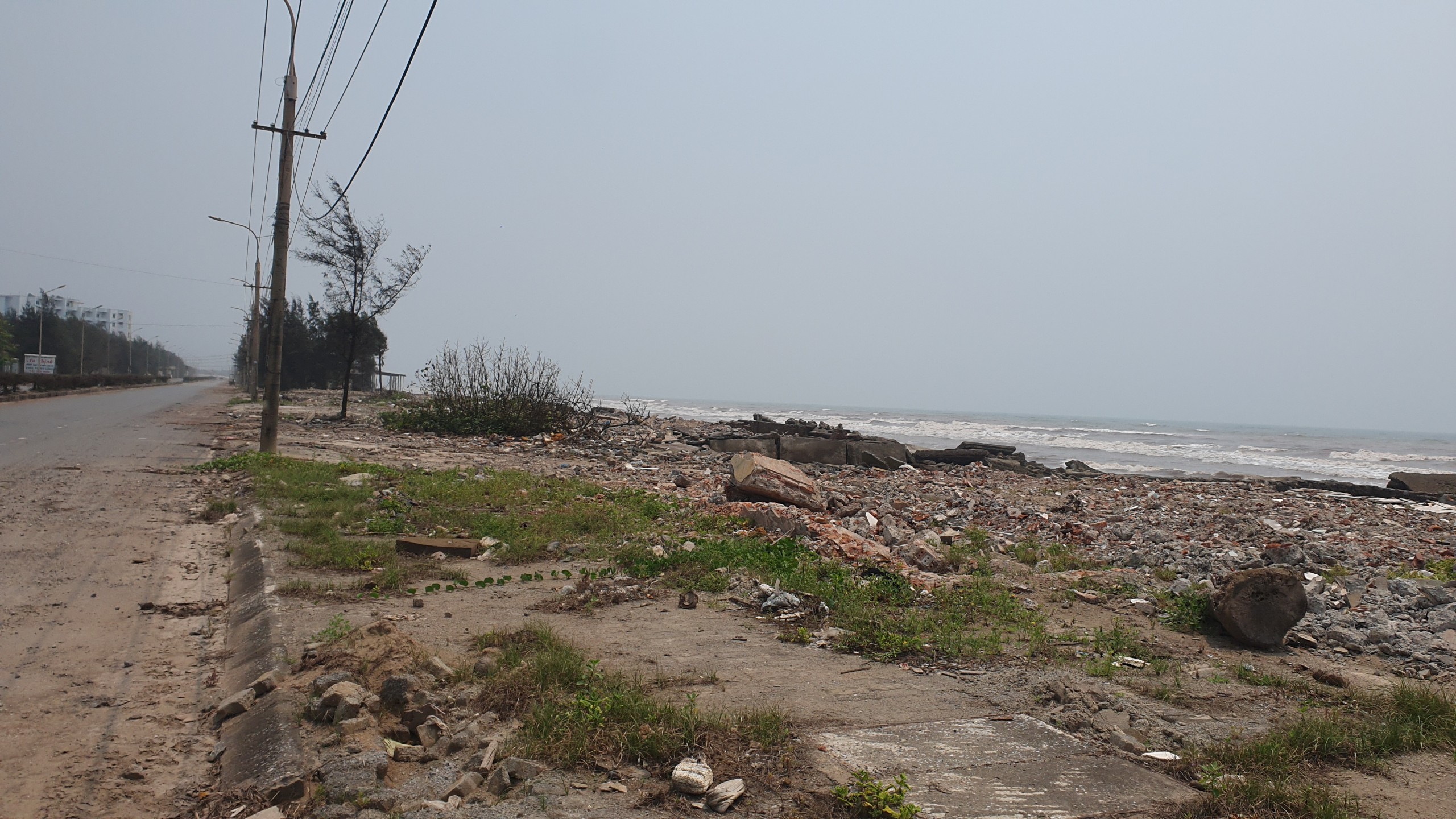Kè biển ở Nam Định bị sạt lở, biển Thịnh Long gần như 'tê liệt'- Ảnh 25.