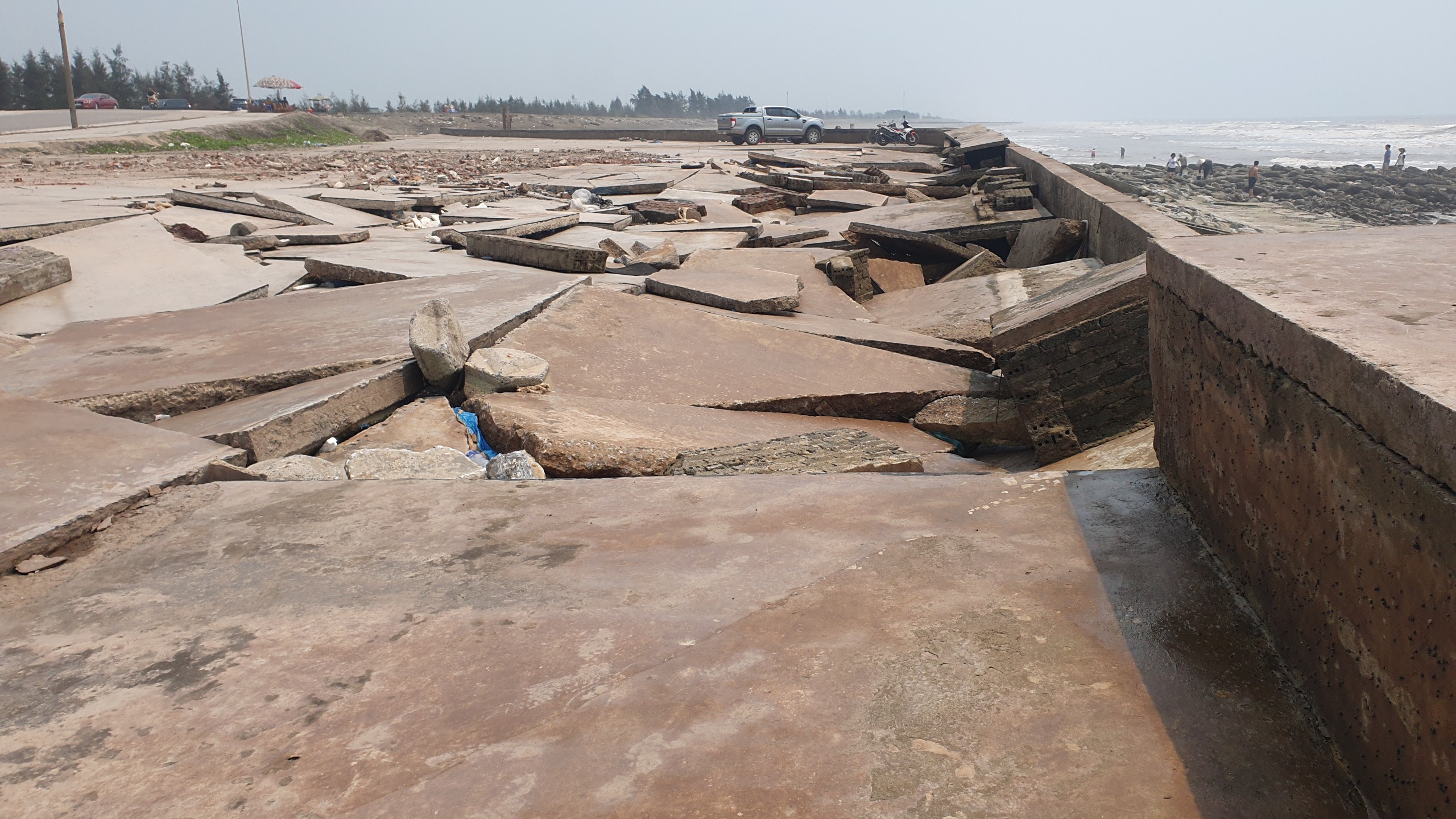 Kè biển ở Nam Định bị sạt lở, biển Thịnh Long gần như 'tê liệt'- Ảnh 22.