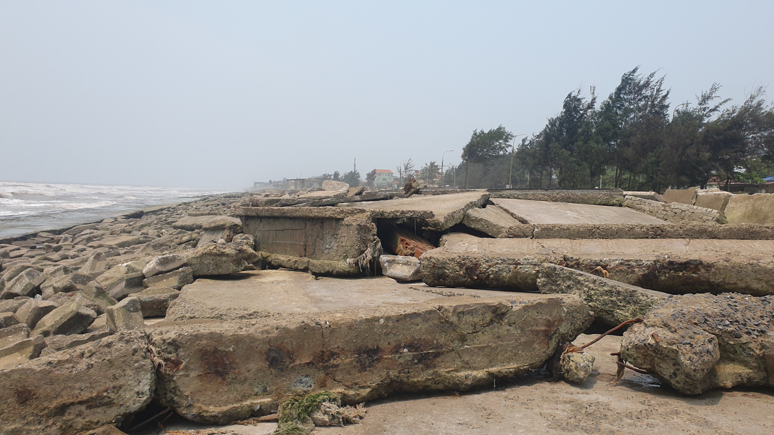 Kè biển ở Nam Định bị sạt lở, biển Thịnh Long gần như 'tê liệt'- Ảnh 23.