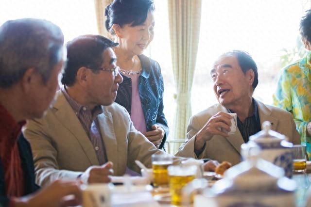 U70 âm thầm gom đồ ăn thừa sau buổi họp lớp, thấy bạn học cười nhạo, lúc thanh toán nói một câu khiến tất cả ''cúi đầu''- Ảnh 1. U70 âm thầm gom đồ ăn thừa sau buổi họp lớp, thấy bạn học cười nhạo, lúc thanh toán nói một câu khiến tất cả ''cúi đầu''- Ảnh 1.