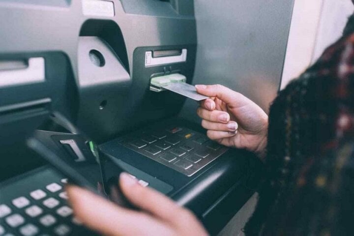 Rút tiền từ thẻ ATM an toàn, tránh sự cố: Lời khuyên từ nhân viên ngân hàng nhiều kinh nghiệm - Ảnh 2.